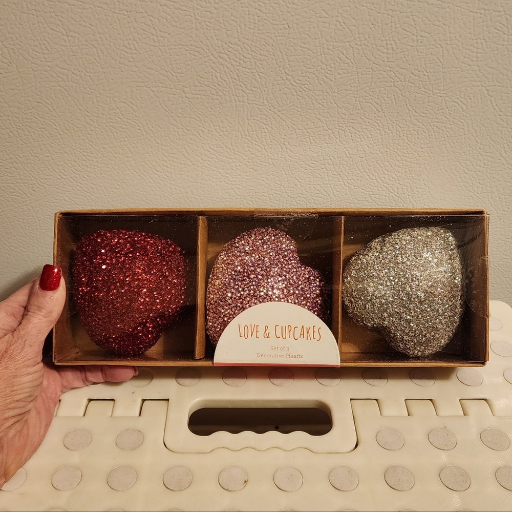 LOVE AND CUPCAKES GLITTER VALENTINES HEARTS.